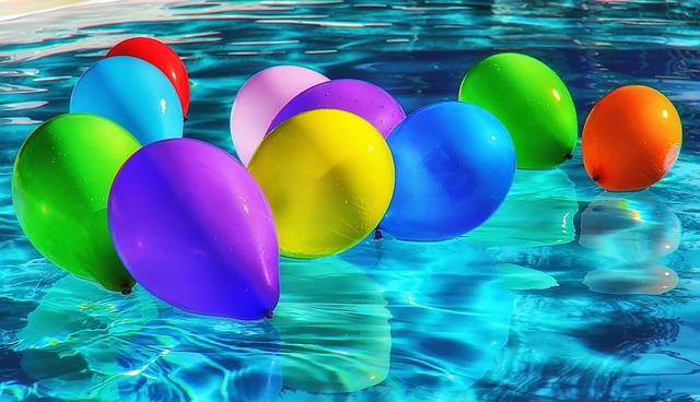 barevné balónky na hladině bazénu