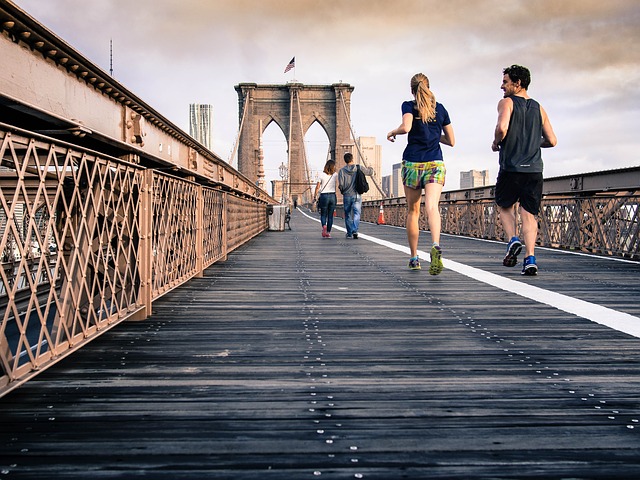 běžci na mostě