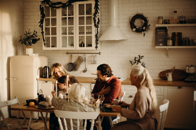 Rodina sedící kolem stolu